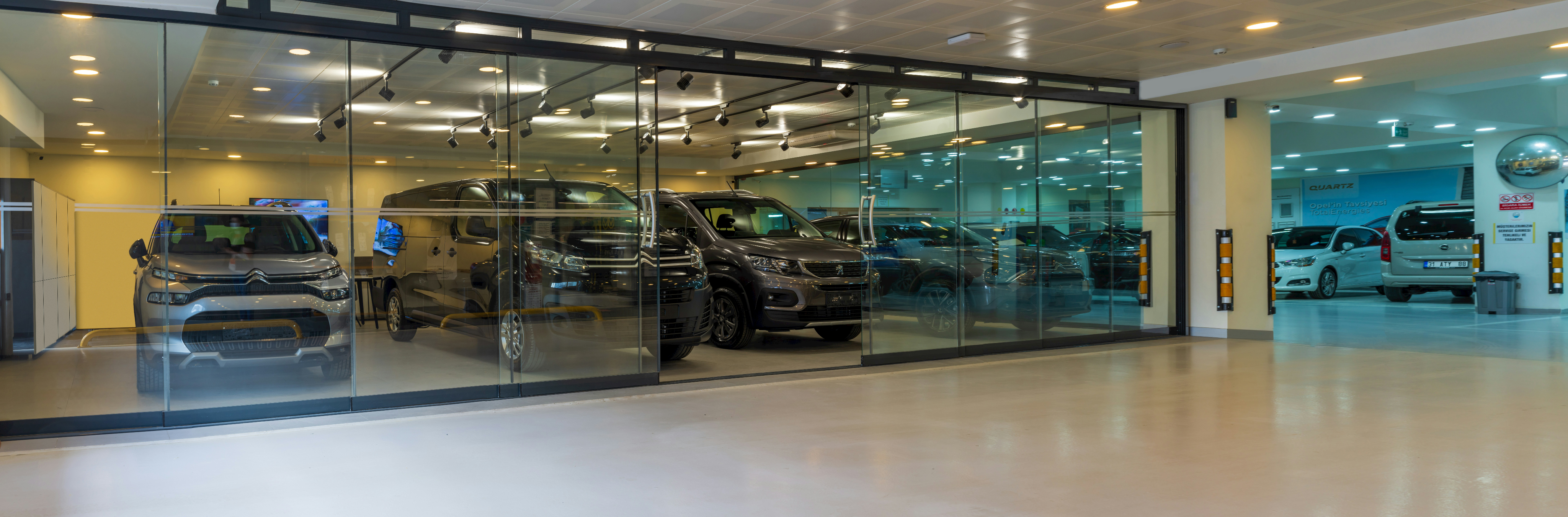 Salon Renault — automotive case study